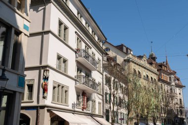 Lucerne, İsviçre, 10 Mart 2022 Güneşli bir günde şehir merkezinin eski bölümündeki tarihi mimari ve binalar