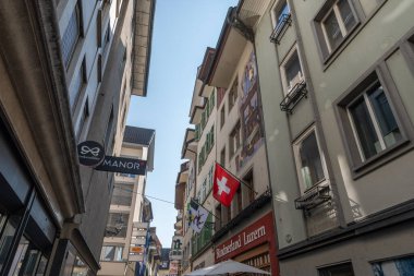 Lucerne, İsviçre, 10 Mart 2022 Güneşli bir günde şehir merkezinin eski bölümündeki tarihi mimari ve binalar