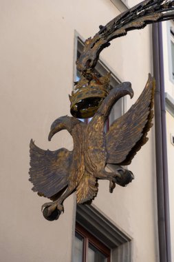 Lucerne, İsviçre, 10 Mart 2022 Kuş stili sanat eserleri eski kasabadaki bir cephede sunuldu.