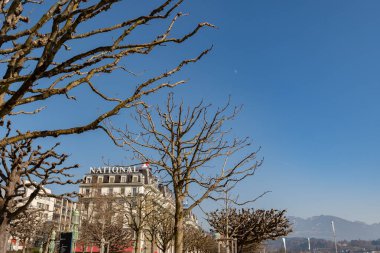 Lucerne, İsviçre, 10 Mart 2022 Güneşli bir günde rıhtımda tarihi mimari