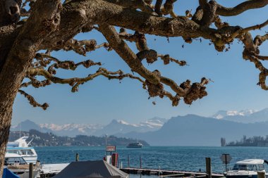 Lucerne, İsviçre, 10 Mart 2022. Arka planda görkemli Alpler olan Lucerne Gölü 'ne bakın.