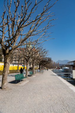 Lucerne, İsviçre, 10 Mart 2022 Güneşli bir günde güzel gölde su gezintisi
