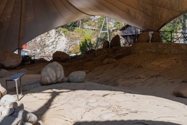 Lucerne, İsviçre, 10 Mart 2022 Buzul Bahçesi Müzesi 'ndeki dev kaya ve taşlar