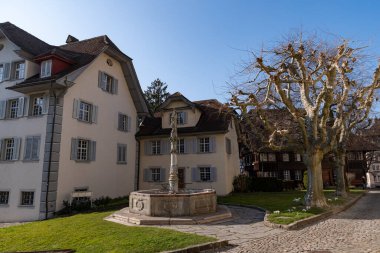 Lucerne, İsviçre, 10 Mart 2022 Eski binaları ve küçük bir fıskiyesi olan küçük sevimli bir park
