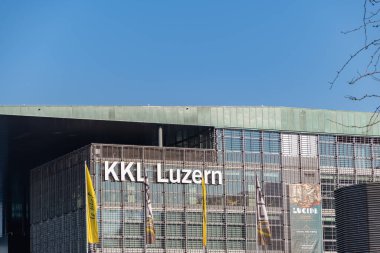 Lucerne, İsviçre, 10 Mart 2022 KKL Kültür ve Kongre Merkezi binası güneşli bir günde