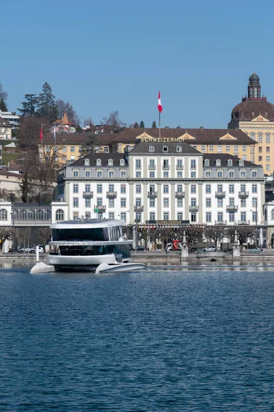 2022年3月10日 瑞士卢塞恩 在阳光灿烂的一天 渡船将带游客穿过卢塞恩湖 — 图库照片