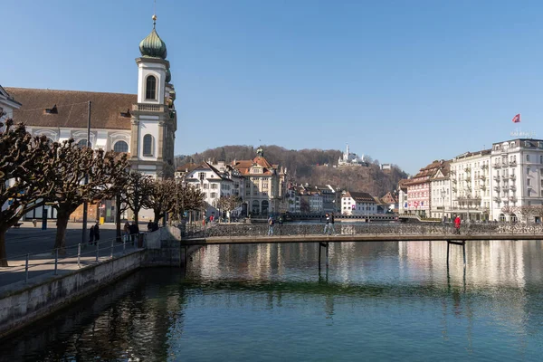 スイスのルツェルン2022年3月10日市内中心部のレウス川の水の遊歩道でイエズス会の教会 — ストック写真