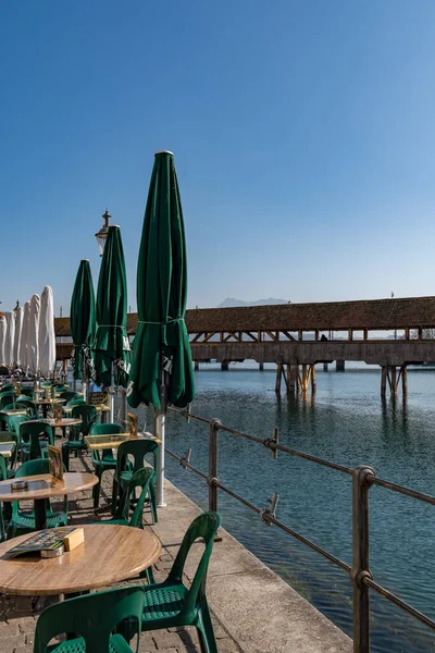 Lucerne Suisse Mars 2022 Parapluies Tables Dans Restaurant Promenade Eau — Photo