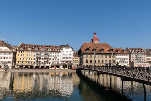 2022年3月10日 瑞士卢塞恩市中心的一座小型人行天桥正在穿过罗斯河 — 图库照片