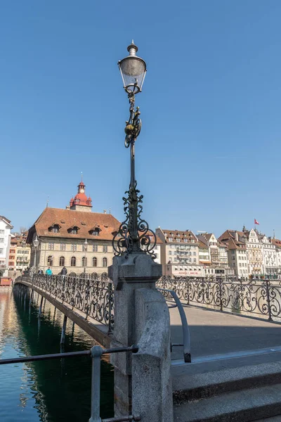 Lucerne Schweiz Mars 2022 Liten Gångbro Korsar Floden Reuss Stadens — Stockfoto