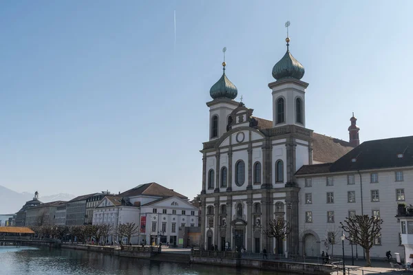 スイスのルツェルン2022年3月10日市内中心部のレウス川の水の遊歩道でイエズス会の教会 — ストック写真