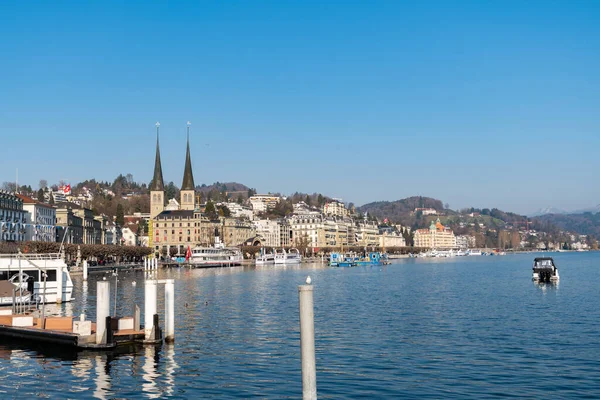 2022年3月10日 瑞士卢塞恩 一个晴朗的蓝天 美丽的卢塞恩湖景 — 图库照片