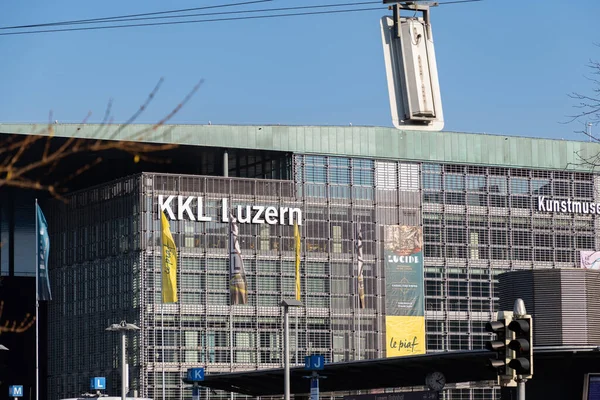 Lucerne, İsviçre, 10 Mart 2022 KKL Kültür ve Kongre Merkezi binası güneşli bir günde