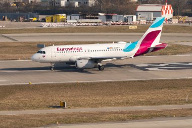 Zürih, İsviçre, 2 Mart 2022 Eurowings Airbus A319-132 uluslararası havaalanı pistinde duruyor.
