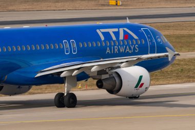 Zürih, İsviçre, 2 Mart 2022 ITA Airways Airbus A320-216 uluslararası havaalanına iniyor.