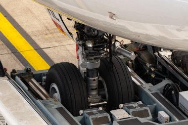 Zürih, İsviçre, 2 Mart 2022 Uluslararası havaalanında bir Airbus A321 uçağının ön tekerleği