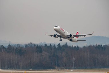Zürih, İsviçre, 2 Mart 2022 İsviçre Uluslararası Havayolları Airbus A321-212, 16 numaralı pistten kalkıyor.