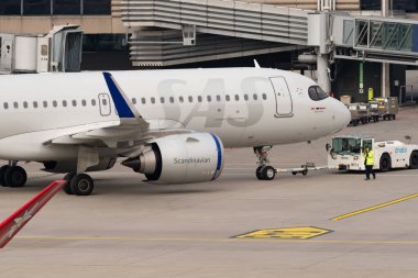 Zürih, İsviçre, 2 Mart 2022 SAS Scandinavian Airlines Airbus A320-251N uçağı giriş kapısına park ediyor.