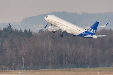 Zürih, İsviçre, 2 Mart 2022 SAS Scandinavian Airlines Airbus A320-251N uçağı kalkıyor.