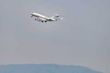 Zürih, İsviçre, 2 Mart 2022 BD-100-1A10 Challenger pistten havalandıktan sonra