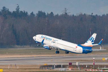 Zürih, İsviçre, 2 Mart 2022 Sun Express Boeing 737-BHC uçağı 28 numaralı pistten kalkıyor.