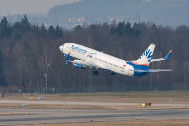 Zürih, İsviçre, 2 Mart 2022 Sun Express Boeing 737-BHC uçağı 28 numaralı pistten kalkıyor.