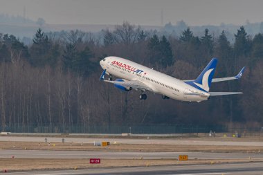 Zürih, İsviçre, 2 Mart 2022 Anadolujet Boeing 737-8F2 uçağı 28 numaralı pistten kalkıyor.