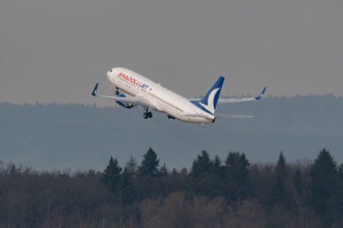 Zürih, İsviçre, 2 Mart 2022 Anadolujet Boeing 737-8F2 uçağı 28 numaralı pistten kalkıyor.