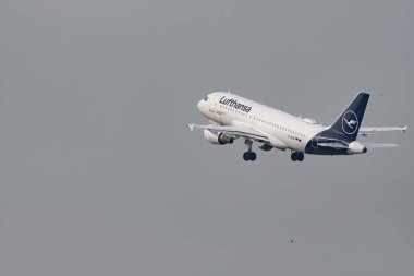 Zürih, İsviçre, 2 Mart 2022 Lufthansa Airbus A319-114 28. pistten kalkıyor.