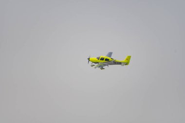 Zürih, İsviçre, 2 Mart 2022 Cirrus SR20 pervane uçağı uluslararası havaalanından havalandıktan hemen sonra