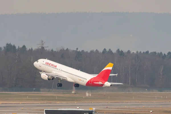 Zürich Schweiz Mars 2022 Iberia Airbus A320 214 Flygplan Lyfter — Stockfoto