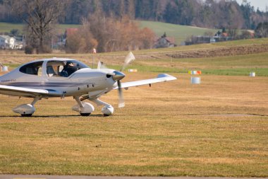 Lommis, İsviçre, 27 Şubat 2022 Elmas DA-40 pervane uçağı otların üzerinde kalkış pozisyonuna geçiyor.