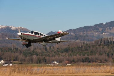 Wangen-Lachen, İsviçre, 27 Şubat 2022 Piper PA28-181 Archer II küçük bir havaalanından ayrılıyor.