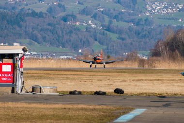 Wangen-Lachen, İsviçre, 27 Şubat 2022 Pilatus PC-7 pervaneli uçak küçük bir havaalanı pistinde