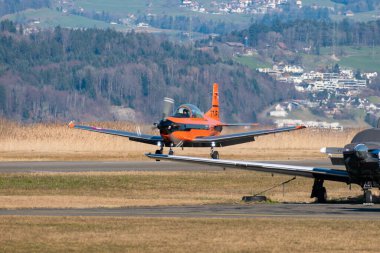 Wangen-Lachen, İsviçre, 27 Şubat 2022 Pilatus PC-7 pervaneli uçak küçük bir havaalanı pistinde