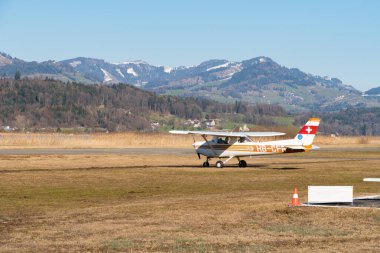 Wangen-Lachen, İsviçre, 27 Şubat 2022 Cessna 152 pervaneli uçak küçük bir havaalanına iniyor.
