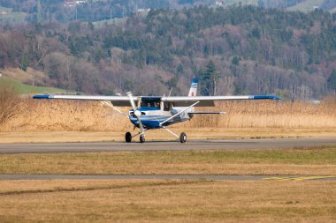 Wangen-Lachen, İsviçre, 27 Şubat 2022 Cessna 152 pervaneli uçak küçük bir havaalanına iniyor.