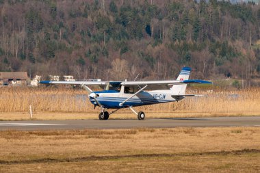 Wangen-Lachen, İsviçre, 27 Şubat 2022 Cessna 152 pervaneli uçak küçük bir havaalanına iniyor.