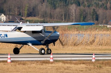 Wangen-Lachen, İsviçre, 27 Şubat 2022 Cessna 152 pervaneli uçak küçük bir havaalanına iniyor.
