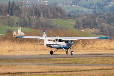 Wangen-Lachen, İsviçre, 27 Şubat 2022 Cessna 152 pervaneli uçak küçük bir havaalanına iniyor.