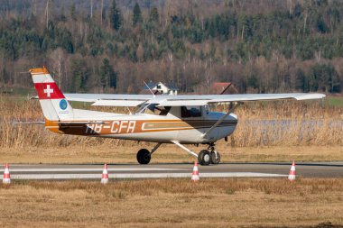 Wangen-Lachen, İsviçre, 27 Şubat 2022 Cessna 152 pervaneli uçak küçük bir havaalanına iniyor.
