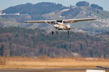 Wangen-Lachen, İsviçre, 27 Şubat 2022 Cessna 152 pervaneli uçak küçük bir havaalanından kalkıyor.