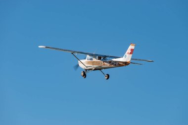 Wangen-Lachen, İsviçre, 27 Şubat 2022 Cessna 152 pervaneli uçak küçük bir havaalanından kalkıyor.