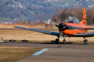 Wangen-Lachen, İsviçre, 27 Şubat 2022 Pilatus PC-7 pervane uçağı küçük bir havaalanında kalkış pozisyonuna geçiyor.
