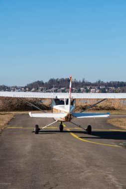 Wangen-Lachen, İsviçre, 27 Şubat 2022 Cessna 152 pervaneli uçak küçük bir havaalanında taksideydi.