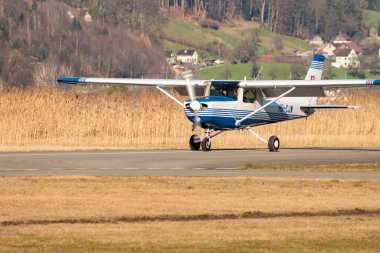 Wangen-Lachen, İsviçre, 27 Şubat 2022 Cessna 152 pervaneli uçak küçük bir havaalanına iniyor.