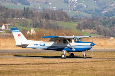 Wangen-Lachen, İsviçre, 27 Şubat 2022 Cessna 152 pervaneli uçak küçük bir havaalanına iniyor.
