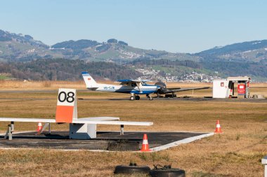 Wangen-Lachen, İsviçre, 27 Şubat 2022 Cessna 152 pervaneli uçak küçük bir havaalanına iniyor.