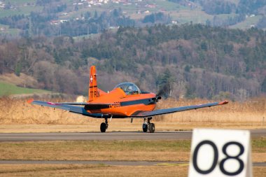 Wangen-Lachen, İsviçre, 27 Şubat 2022 Pilatus PC-7 pervane uçağı küçük bir havaalanından kalkıyor.