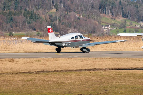 2022年2月27日 瑞士旺根 Piper Pa28 181 Archer Ii螺旋桨飞机在跑道上的一个小机场 — 图库照片